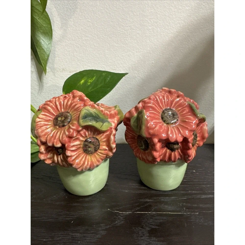 A bouquet of Flower‎ -  Salt And Pepper Shakers. One Tiny Chip On One Of Them.
